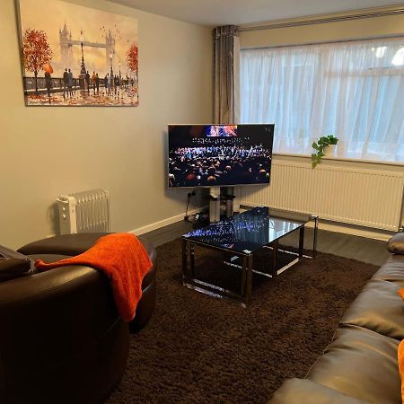 Mona'S Home Dagenham Bagian luar foto
