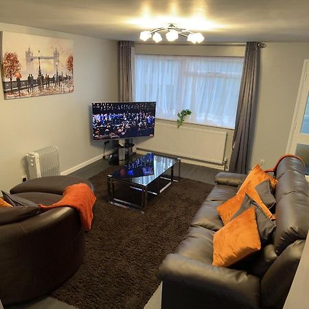 Mona'S Home Dagenham Bagian luar foto