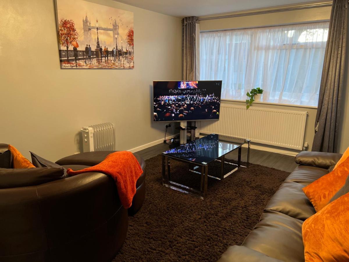 Mona'S Home Dagenham Bagian luar foto