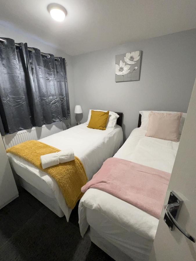 Mona'S Home Dagenham Bagian luar foto