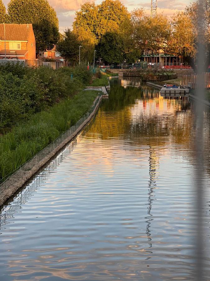 Mona'S Home Dagenham Bagian luar foto