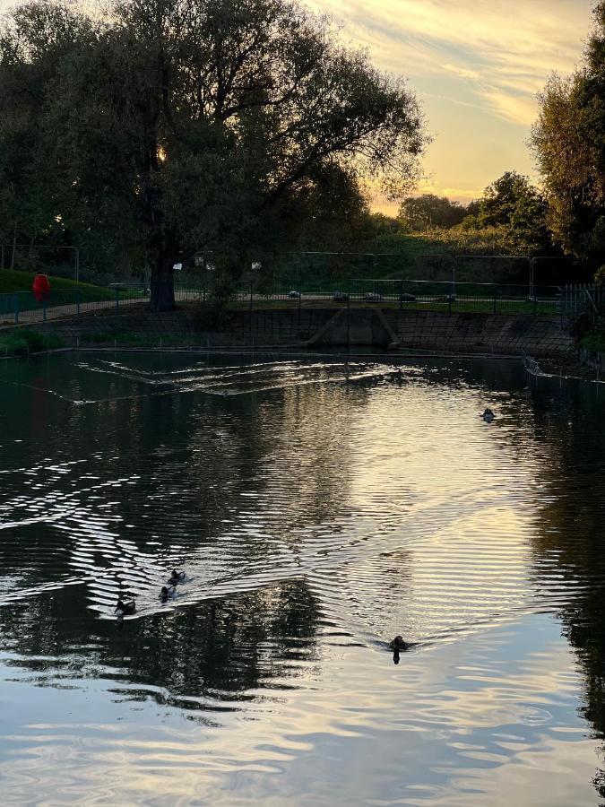 Mona'S Home Dagenham Bagian luar foto