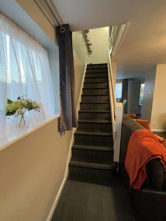 Mona'S Home Dagenham Bagian luar foto
