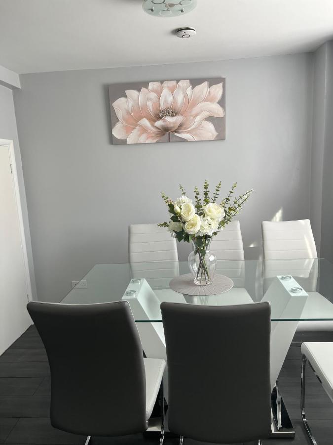 Mona'S Home Dagenham Bagian luar foto