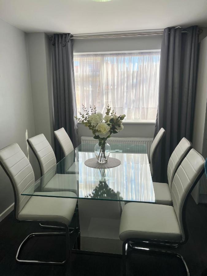 Mona'S Home Dagenham Bagian luar foto