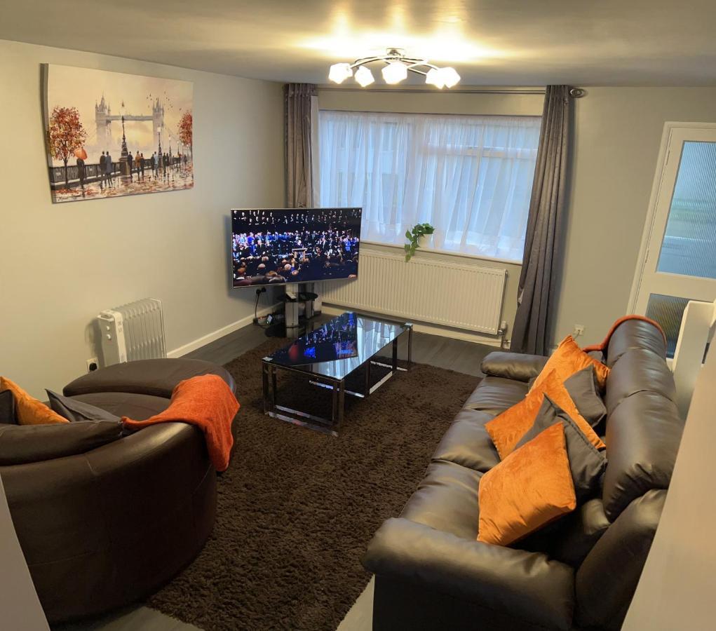 Mona'S Home Dagenham Bagian luar foto
