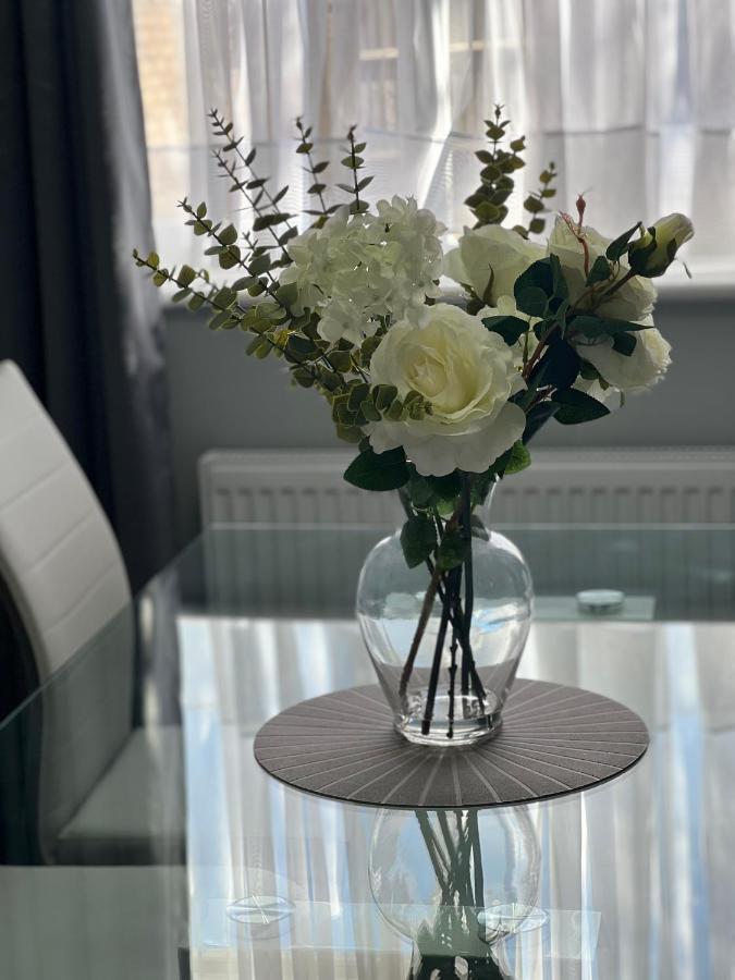 Mona'S Home Dagenham Bagian luar foto