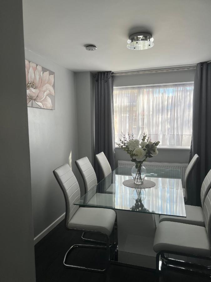 Mona'S Home Dagenham Bagian luar foto