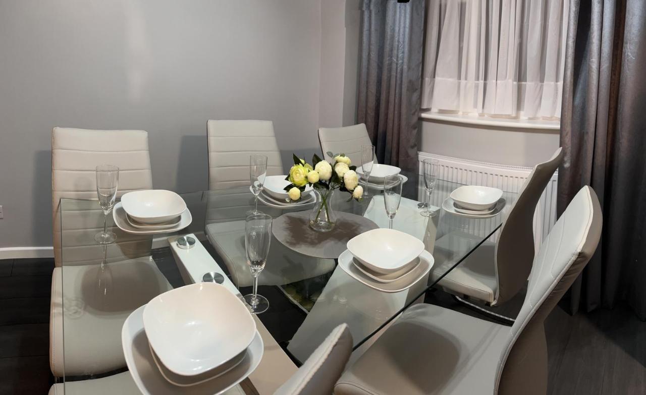 Mona'S Home Dagenham Bagian luar foto